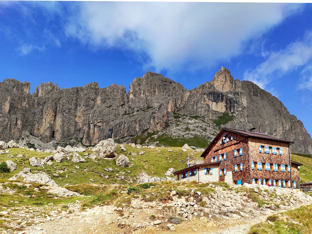 Rifugio Roda di Vael beneath the Catinaccio group